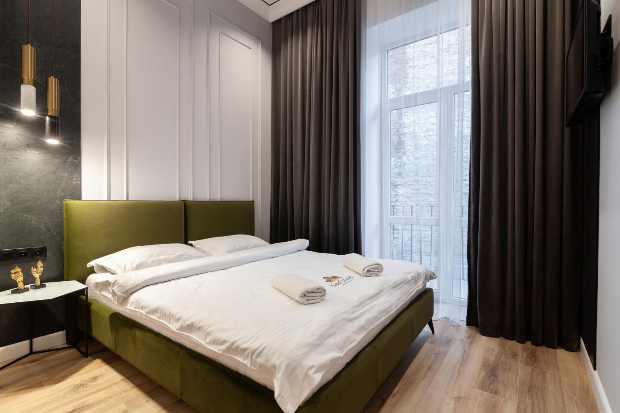 Leogrand Apartments On Franka 35 Львов Экстерьер фото